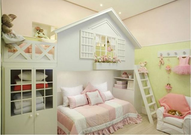 cama com colcha rosa e casinha em cima