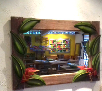 quadro de espelho com folhas de bananeira de rafael santos