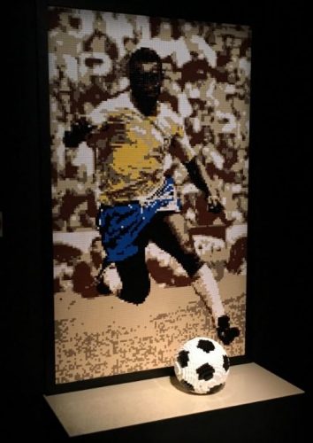a foto de Pelé feita em Lego por Nathan Sawaya