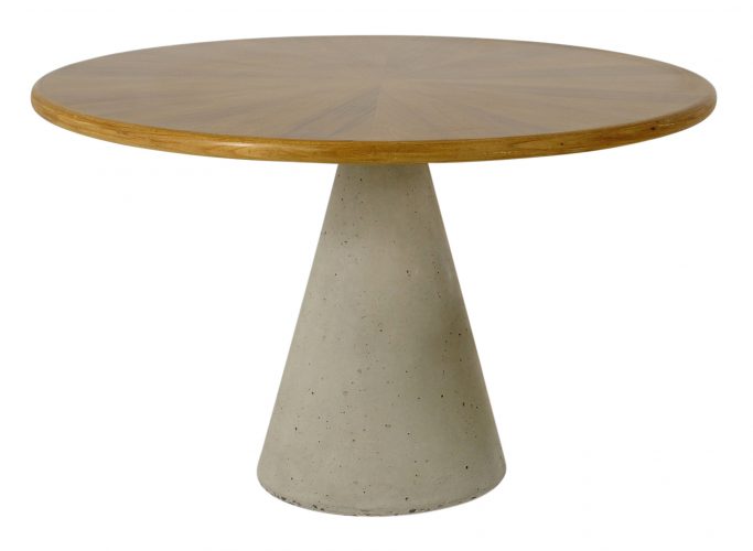 Mesa de jantar Cone assinada pelo designer Alfio Lisi com base em concreto e tampo em freijó