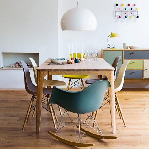 Cadeira Charles Eames de balanço na sala de Jantar