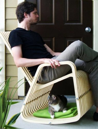 cadeira de balanço com lugar para o gato
