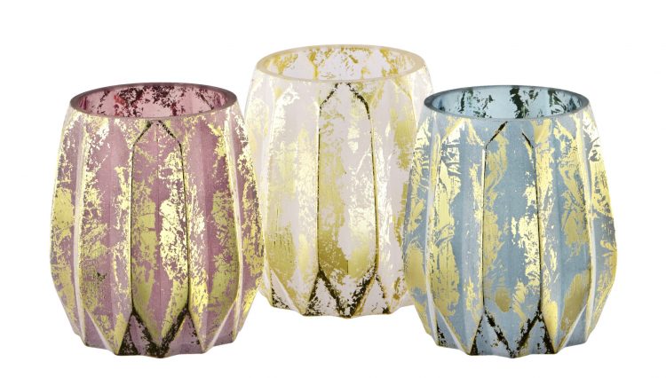 Vasos com diferentes cores e detalhes em dourado para Rosa Kochen