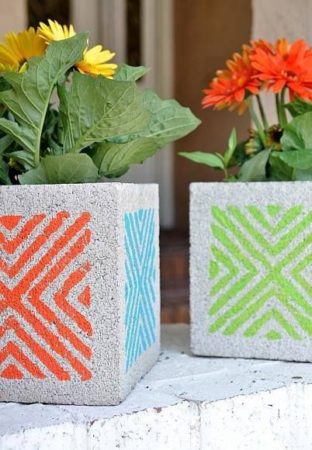cachepots de blocos de concreto pintados