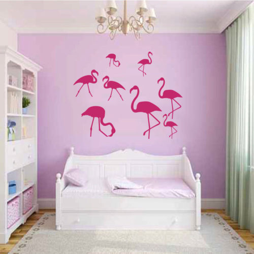 Vários adesivos de flamingo em um quarto de menina.