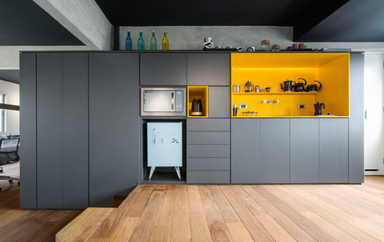 Cozinha com uma parede de armários cinza, nicho amarelo e outo para encaixar perfeitamente o frigobar .Frigobar na decoração.