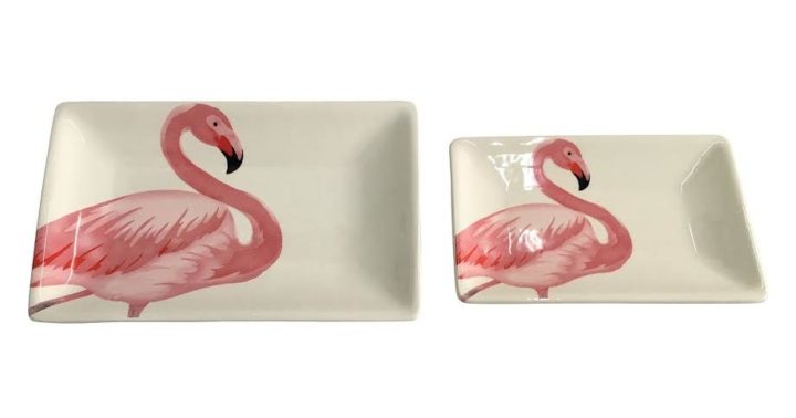 Pratos de porcelana com flamingos.
