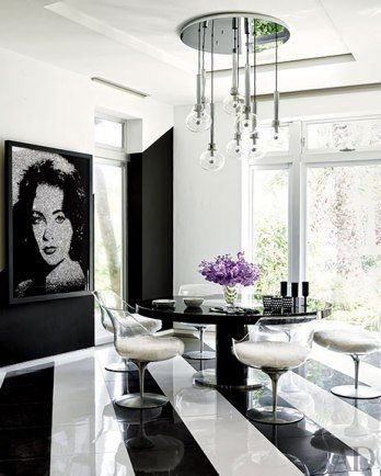 Sala de jantar em preto e branco na cada de Tommy Hilfiger. Cadeiras Champagne em volta da mesa.
