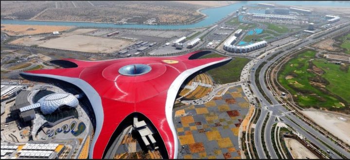 Ferrari World, em Abu Dhabi, nos Emirados Árabes. Construções diferentes