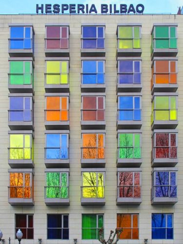 Edifícios coloridos pelo mundo, Hotel em Bilbao na Espanha. 