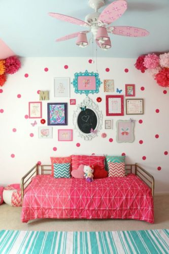 26 fotos de quartos estilosos para as meninas. Com papel de parede de bolinhas e quadros