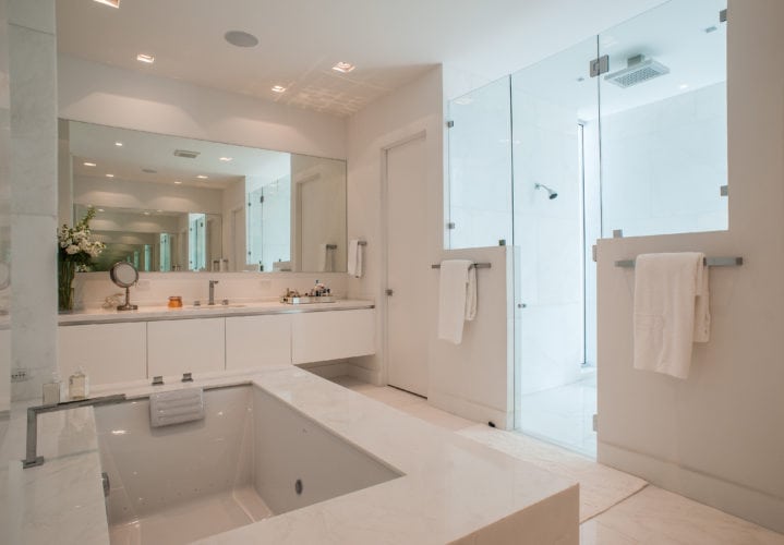 Banheiro da Suite Master no projeto de Nayara Macedo em Miami