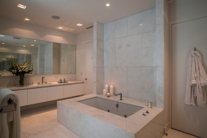 banheiro da suite no projeto de Nayara Macedo em Miami
