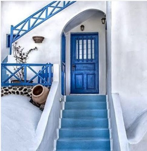 Portas de entradas coloridas. Porta azul em uma casa na Grécia.