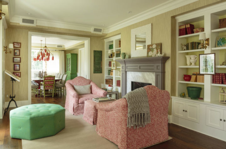 A Design de Interiores e decoradora Alison Kandler. Sala de estar com poltronas estampadas
