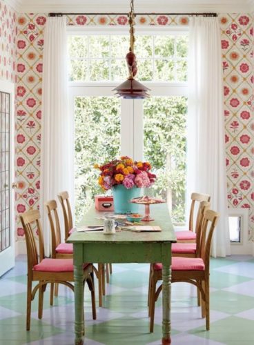 A Design de Interiores e decoradora Alison Kandler. Sala de jantar revestida com tecido floral.