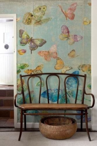 Hall de entrada com papel de parede com borboletas e fundo azul.