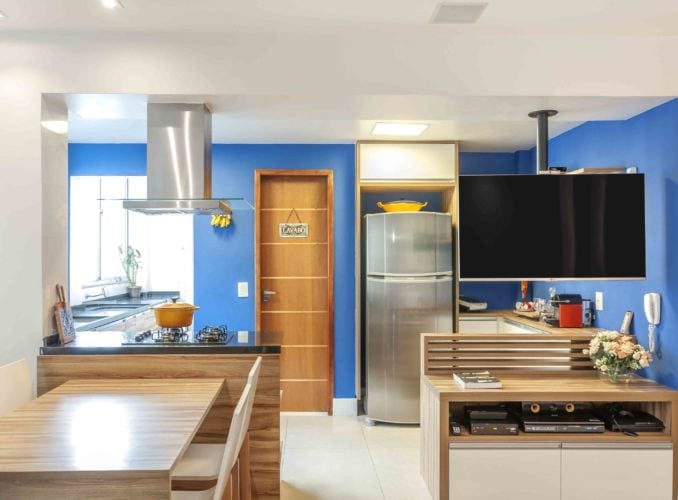 Cozinha integrada com a sala. Televisão com suporte giratório no teto, para poder assistir de todos os ambientes.