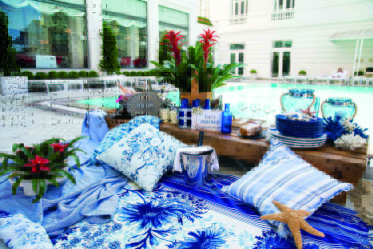 Inspirações para se criar mesas caprichadas. Mesa para almoça na beira da piscina, louças e copos em tons de azul.