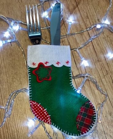 Porta-talher em formato de bota para decorar a mesa de Natal.