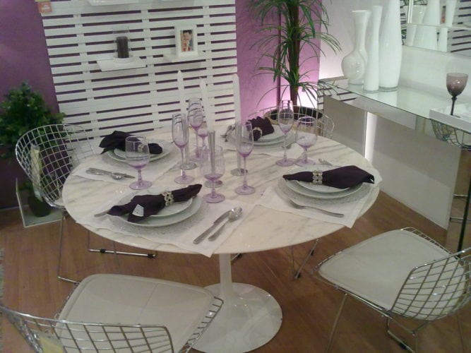 Decorando com o tom lilás. Sala de jantar com parede de fundo pintado de lilás.