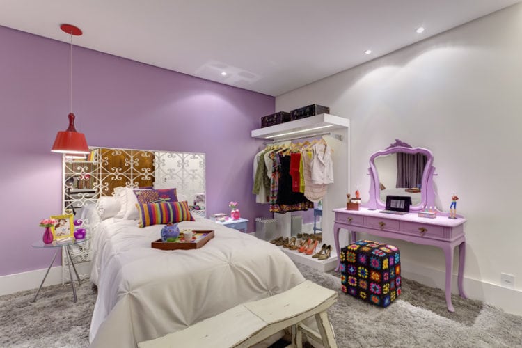Quarto de adolescente decorado com a cor lilás nas paredes.
