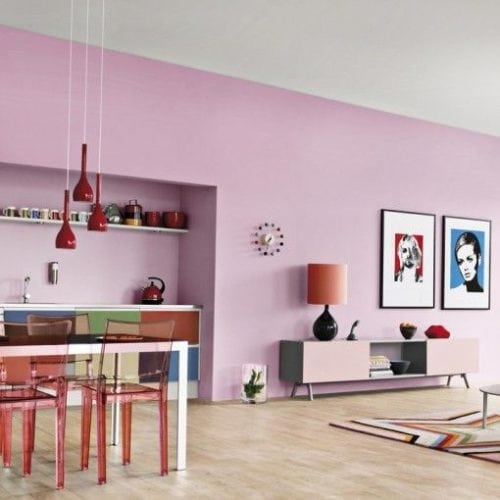 Sala pintada com as paredes em tom lilás.