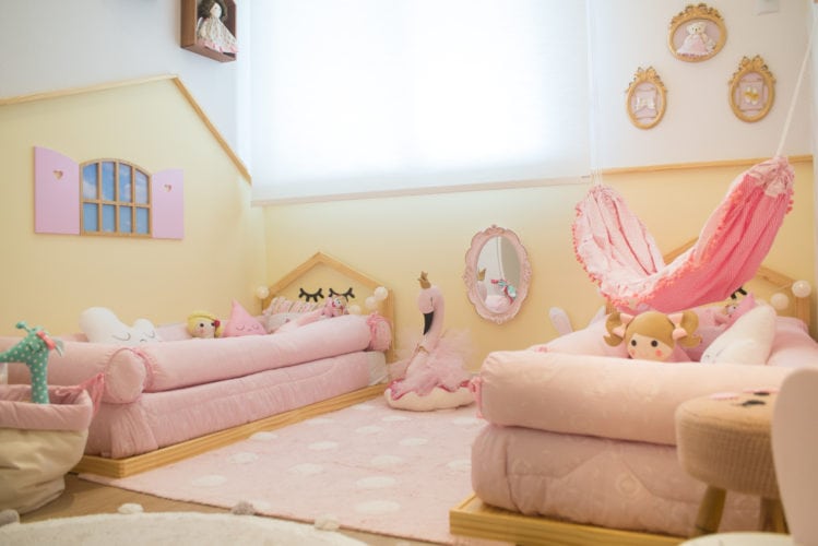 Quarto de irmã gemeas, decorado com o conceito Montessoriano. Colchões baixos, rosa e amarelo nas cores do quarto.