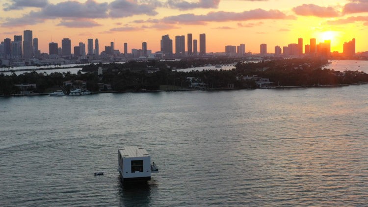 Esqueça a casa de praia: pense em uma casa (literalmente) sobre o mar. Por do sol na cidade de Miami e a casa flutuante no meio do mar