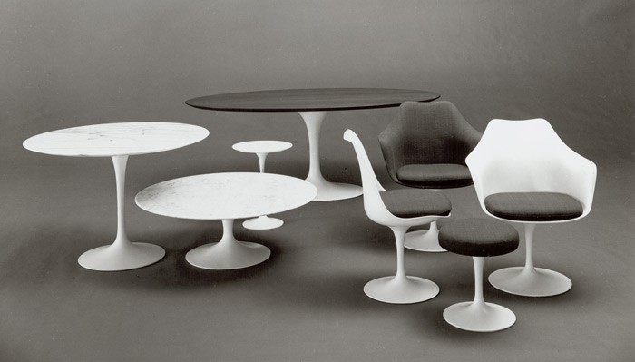 coleção Pedestal, mesa Saarinen ( pé central e tampo em marmore branco ou preto) e Cadeiras Tulipas