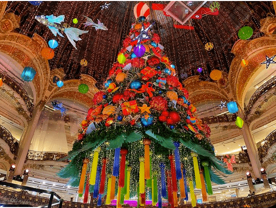 Árvore de Natal da Galeries Lafayette, loja de departamentos em Paris. Foto via Conexão Paris. No centro da cupula da loja 