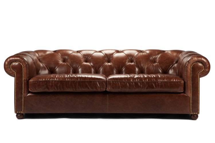 Rainha Victoria e Freud tinham sofá chesterfield como predileto. Sofá grande em couro marrom com acabamento botone