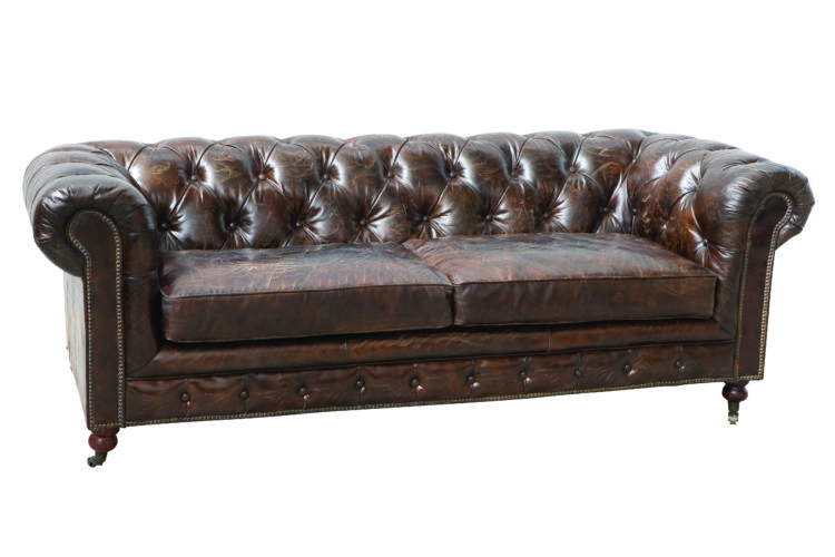 sofá Chesterfield, aquele grande, confortável e capitonê (ou botonê, cheio de botõezinhos),