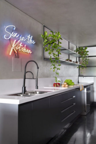 Na parede da cozinha, em cima da cuba, um neon instalado com a frase em inglês: Sex in the Kitchen