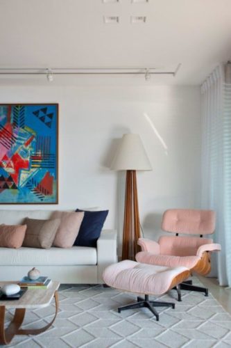 Poltrona Charles Eames na cor rosa, chaise com puff me frente
