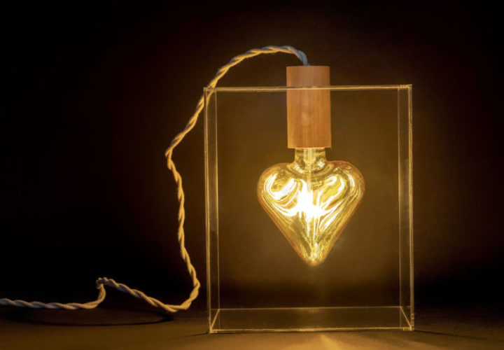 Lâmpada de filamento em formato de coração, bocal de madeira, dentro de uma caixa acrílica.