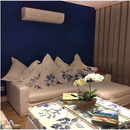 parede azul com sofá branco