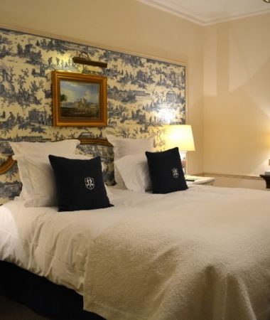 Quarto no Auberge Du Jeu de Poune, um Relais Chateaux em Chantilly.