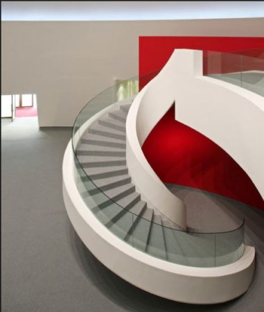 escada em concreto e parede vermelha
