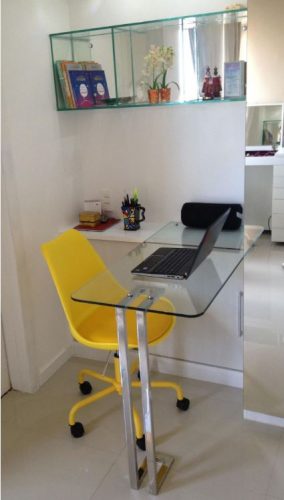 escrivaninha de vidro com cadeira amarela