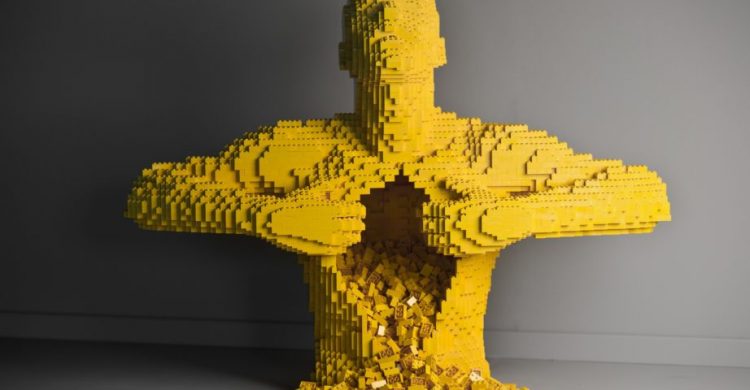 Yellow, escultura em Lego criada por Nathan Sawaya