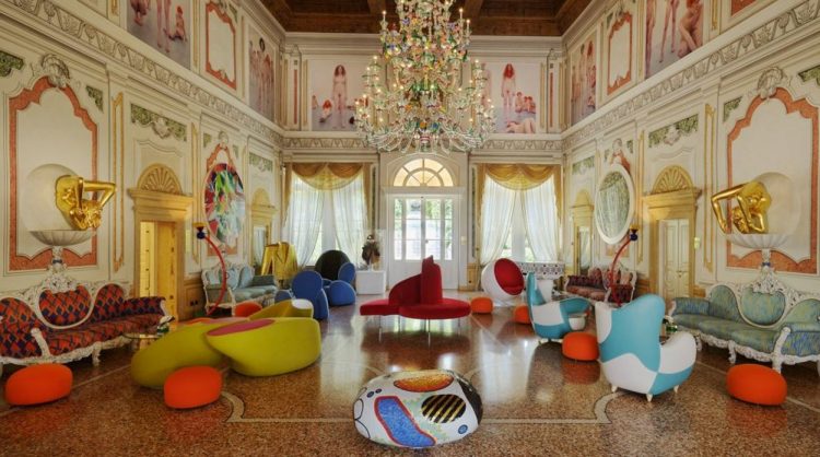 o hotel de luxo Byblos Art, em Verona, na Itália, que celebra 10 anos de existência este ano. A decoração de hoje contracena com a arquitetura neoclássica e não deixa nada a desejar em personalidade e charme.