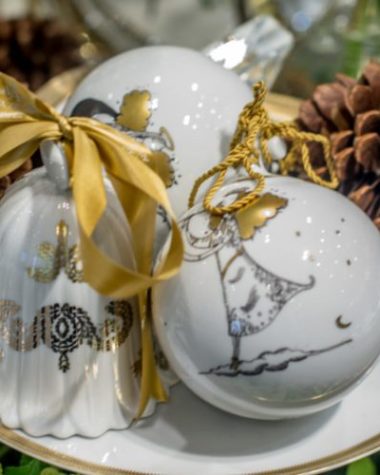 enfeite com bolas de natal de porcelana