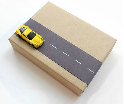 caixa com carro e estrada