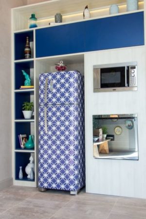 geladeira adesivada de azul