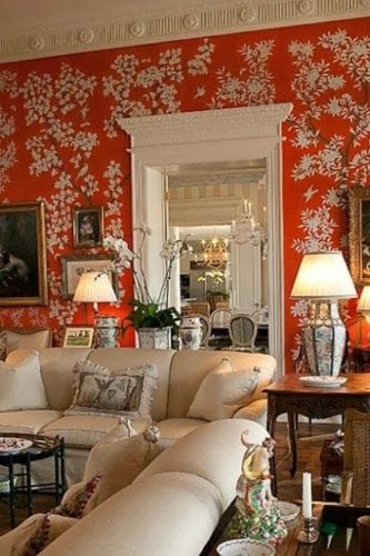 Sala com papel de parede chinoiserie laranja.