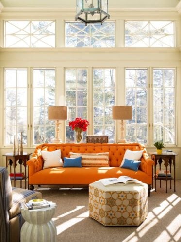 Sala com sofá laranja.