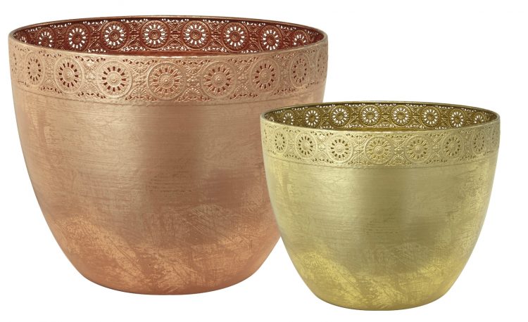 Vasos de metal bronze e dourado