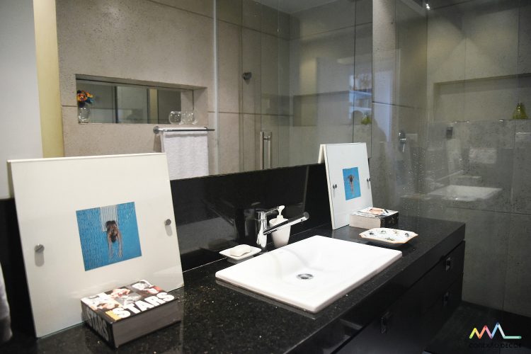 banheiro de Rudy Meirelles com foto de ari kaye conexao decor