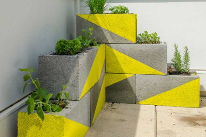 horta feita com blocos de concreto